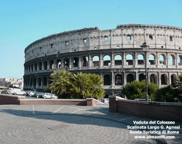 veduta del Colosseo dalla scalinata a Largo Gaetana Agnesi Roma