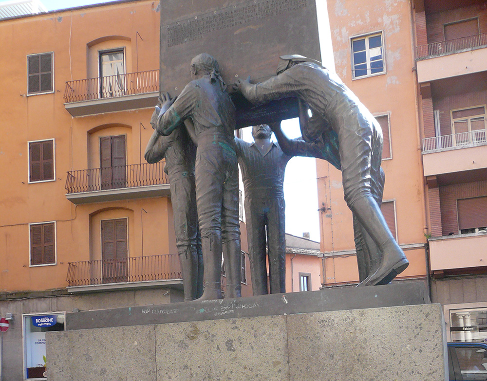 dettaglio dei facchini al monumento Facchini di Santa Rosa piazza della repubblica Viterbo