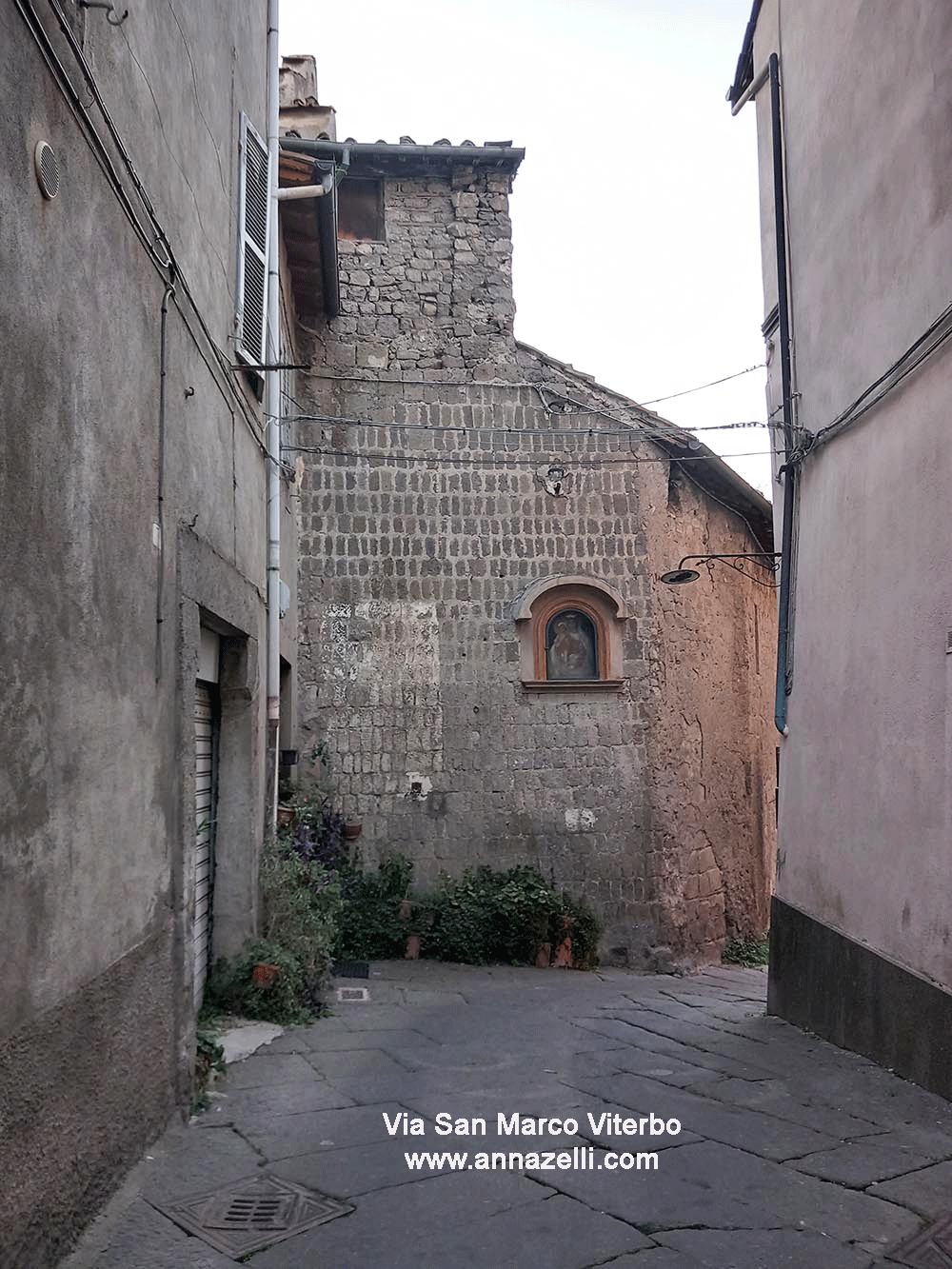 edicola sara addossata alla chiesa di san marco via san marco viterbo info e foto anna zelli