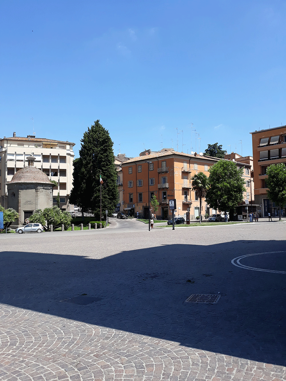 piazza dei caduti viterbo in fondo il tempio della peste viterbo