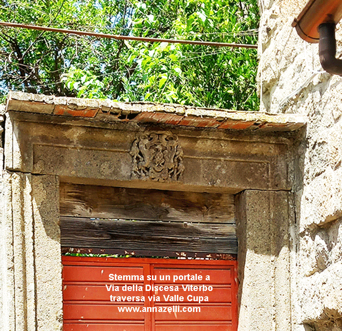 stemma su un portale a via della discesa viterbo